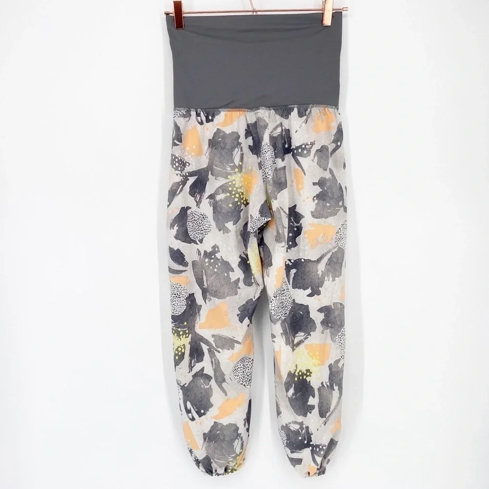 Lululemon Om Pant Mini Art Pop White Multi /Slate Size 4